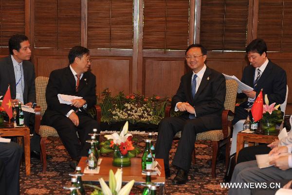 Chinese Foreign Minister Yang Jiechi (2nd R) meets with Vietnamese Deputy Prime Minister and Foreign Minister Pham Gia Khiem (2nd L) in Bali, Indonesia, July 21, 2011. [Xinhua] 
