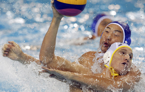 China's Yu Lijun fights Australia's Samuel McGregor for the ball during their preliminary round men's water polo match at the 14th FINA World Championships in Shanghai July 20, 2011. (Xinhua/Reuters Photo)