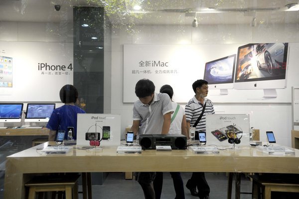 Customers are seen in one 'Apple Store' in Kunming, capital of Southwest China's Yunnan province on July 21, 2011. [Photo/CFP]    