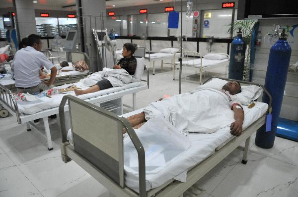 Injured passengers are treated in Kangning Hospital in Wenzhou City of east China's Zhejiang Province, July 24, 2011. The first four coaches of D301 and the 15th and 16th coaches of D3115 went off the line. [Xinhua]