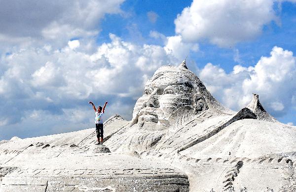 A tourist poses for photo at the Caka Salt Lake in Wulan County, northwest China's Qinghai Province, July 21, 2011. Tourist arrivals to Qinghai are picking up as the summer holiday season starts. (Xinhua/Wang Song) 