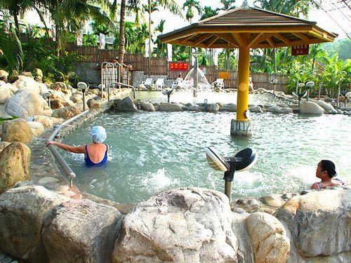 Tourists enjoy themselves at Kylin Peak Hot Spring. [Photo: travel.sina.com.cn]