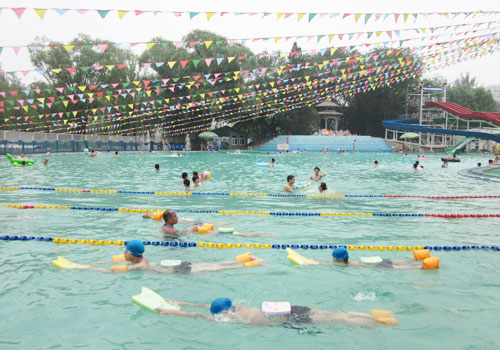 New swimmers train in a special area of Qingnianhu's pool. [Photo:CRIENGLISH.com]