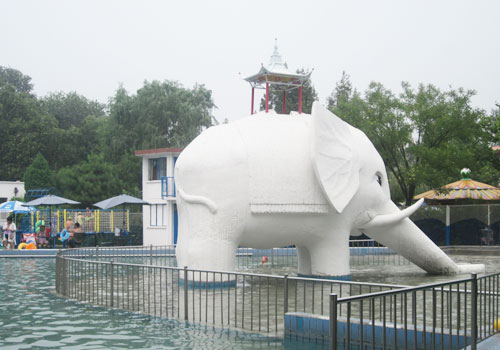 A large, white elephant stands in the center of the children's pool. [Photo:CRIENGLISH.com]