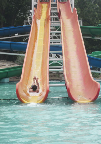 A swimmer enjoys the water slide at Qingnianhu Water Park. [Photo:CRIENGLISH.com] 