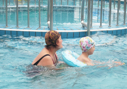 A mother and child play together at Beijing's Qingnianhu Water Park. [Photo:CRIENGLISH.com] 