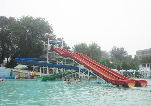 Qingnianhu Park features multiple water slides. [Photo:CRIENGLISH.com] 