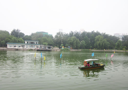 In Qingnianhu Park, visitors can also rent boats on the lake. [Photo:CRIENGLISH.com] 