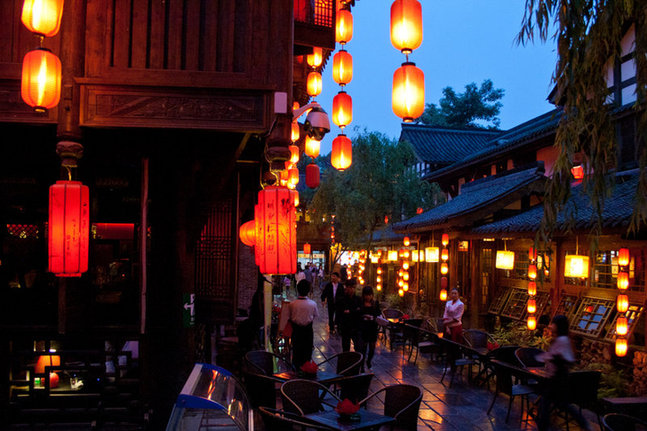 Jinli Street with its many restaurants