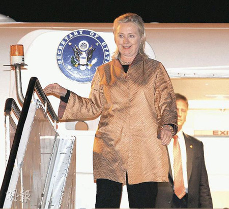 美国国务卿希拉里24日晚抵港，展开短暂一天访问香港行程