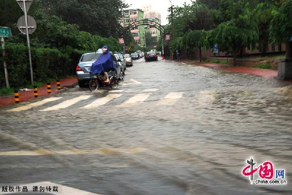 Rainstorm hits Beijing, 2 killed by thunder strike