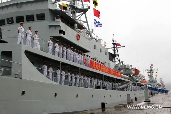 Zheng He training ship prepares to set sail in a harbor in Dalian, northeast China's Liaoning Province, July 25, 2011. A fleet formed by China's naval Zheng He training ship and Luoyang missile frigate set sail from Dalian on Monday for a visit to Russia and the Democratic People's Republic of Korea. (Xinhua/Zha Chunming) (cxy) 