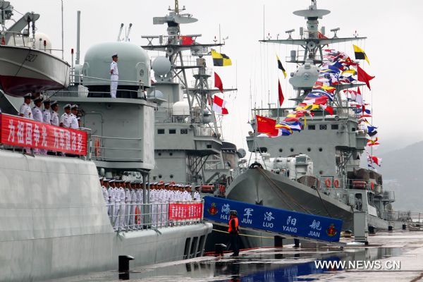 Luoyang missile frigate prepares to set sail in a harbor in Dalian, northeast China's Liaoning Province, July 25, 2011. A fleet formed by China's naval Zheng He training ship and Luoyang missile frigate set sail from Dalian on Monday for a visit to Russia and the Democratic People's Republic of Korea. (Xinhua/Zha Chunming) (cxy) 