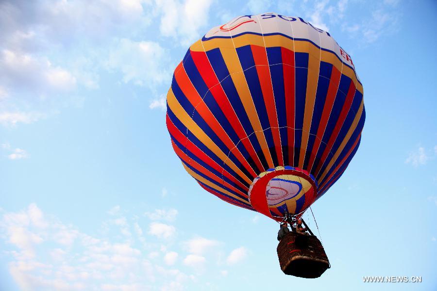 A hot-air balloon rises during the Lorraine World Hot-Air Balloons Festival (LMAB) in the northeast France's city of Chambley, July 24, 2011. The LMAB runs from July 22 to 31, 2011. [Xinhua/Gao Jing]