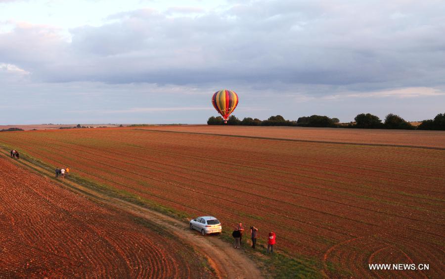 A hot-air balloon rises during the Lorraine World Hot-Air Balloons Festival (LMAB) in the northeast France's city of Chambley, July 24, 2011. The LMAB runs from July 22 to 31, 2011. [Xinhua/Gao Jing]