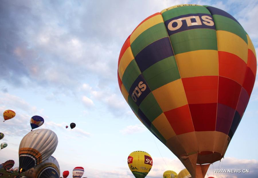 Hot-air balloons rise during the Lorraine World Hot-Air Balloons Festival (LMAB) in the northeast France's city of Chambley, July 24, 2011. The LMAB runs from July 22 to 31, 2011. [Xinhua/Gao Jing]