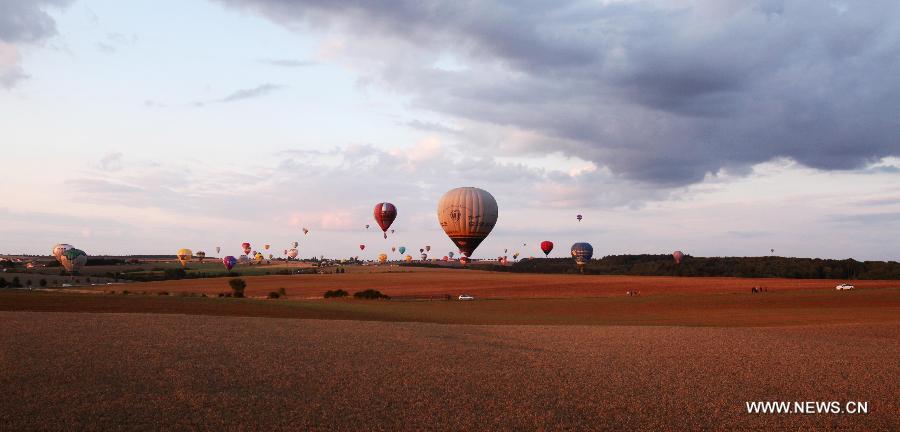 Hot-air balloons rise during the Lorraine World Hot-Air Balloons Festival (LMAB) in the northeast France's city of Chambley, July 24, 2011. The LMAB runs from July 22 to 31, 2011. [Xinhua/Gao Jing]