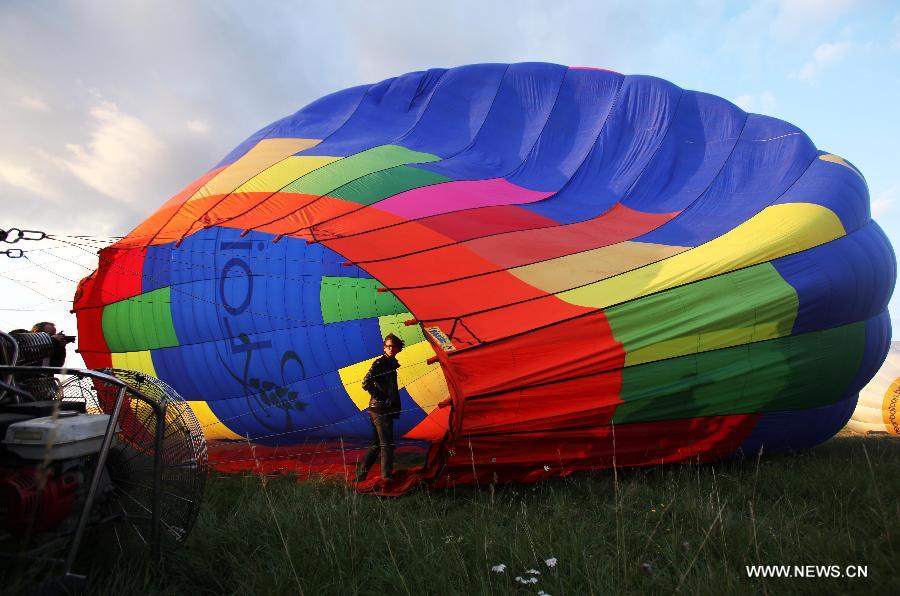 A hot-air balloon is seen during the Lorraine World Hot-Air Balloons Festival (LMAB) in the northeast France's city of Chambley, July 24, 2011. The LMAB runs from July 22 to 31, 2011. [Xinhua/Gao Jing]