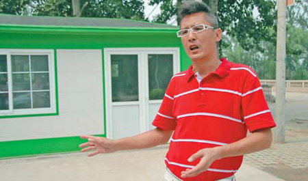 Huang Xiaoshan says he hopes to bring enviroment-friendly ideas to more people by investing in and opening a garbage sorting station that he calls 'the green house'. [China Daily] 