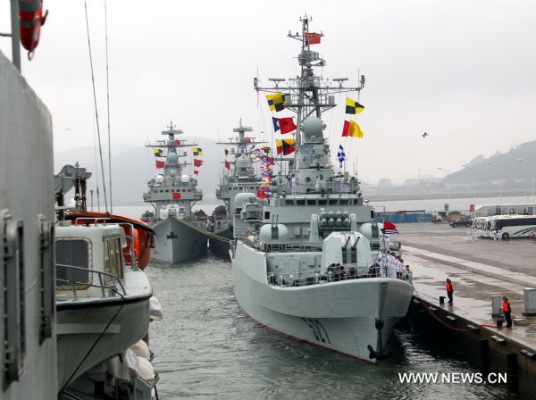 Zheng He training ship prepares to set sail in a harbor in Dalian, northeast China&apos;s Liaoning Province, July 25, 2011. A fleet formed by China&apos;s naval Zheng He training ship and Luoyang missile frigate set sail from Dalian on Monday for a visit to Russia and the Democratic People&apos;s Republic of Korea. (Xinhua/Zha Chunming) (cxy) 