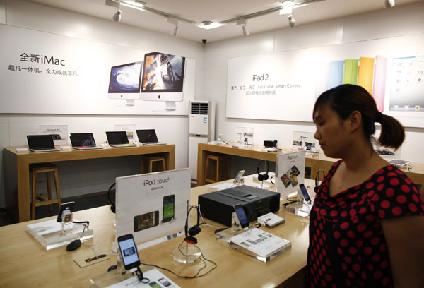 A customer looks at products in a fake Apple store in Kunming, capital of Yunnan province, on July 22. The store was made famous by a blog posting that said even a store worker there did not realize it was a fake outlet.