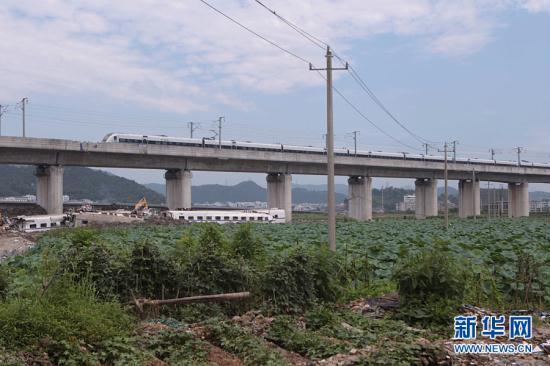 About 35 hours after the deadly train collision in Wenzhou, traffic on the rail route where the accident happened has resumed.