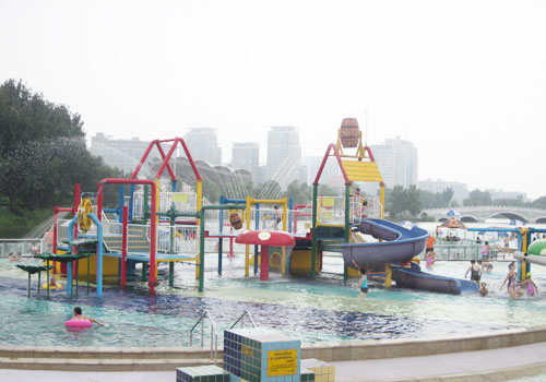 A jungle gym adds to the fun in Chaoyang Park beach's kiddie pool. [Photo:CRIENGLISH.com]