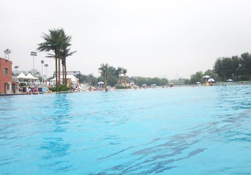 Chaoyang Park's pools use the same filtering technology as the Water Cube, resulting in crystal-clear blue water. [Photo:CRIENGLISH.com] 