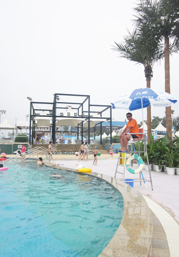 A total of 24 lifeguards share two shifts at Chaoyang Park's pool. [Photo:CRIENGLISH.com] 