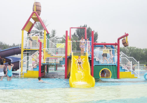 A total of 24 lifeguards share two shifts at Chaoyang Park's pool. [Photo:CRIENGLISH.com]