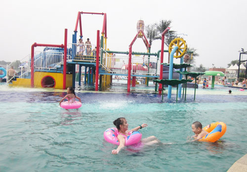 Kids play in the kiddie pool at Chaoyang Park beach. [Photo:CRIENGLISH.com]