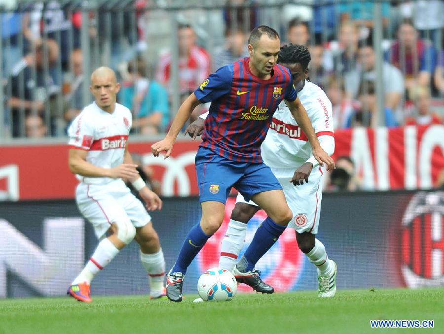 Barcelona's Andres Iniesta (front) fights for the ball during their Audi Cup football match against Internacional de Porto Alegre in Munich, southern Germany, on July 26, 2011. Barcelona won 4-2 on a penalty shoot-out, after a 2-2 draw. (Xinhua/Ma Ning) 