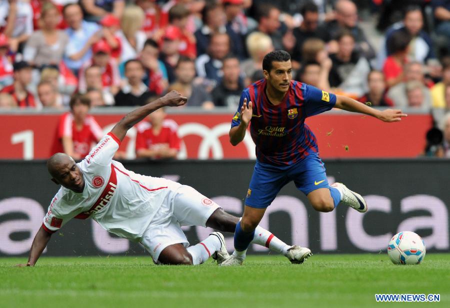 Barcelona's Pedro (R) fights for the ball during their Audi Cup football match against Internacional de Porto Alegre in Munich, southern Germany, on July 26, 2011. Barcelona won 4-2 on a penalty shoot-out, after a 2-2 draw. (Xinhua/Ma Ning) 