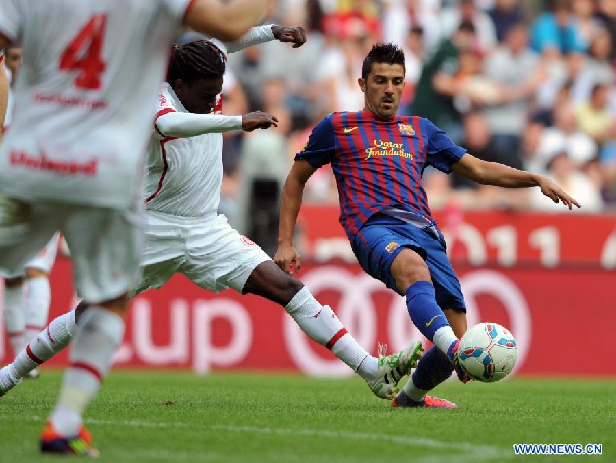 Barcelona's David Villa (R) fights for the ball during their Audi Cup football match against Internacional de Porto Alegre in Munich, southern Germany, on July 26, 2011. Barcelona won 4-2 on a penalty shoot-out, after a 2-2 draw. (Xinhua/Ma Ning)