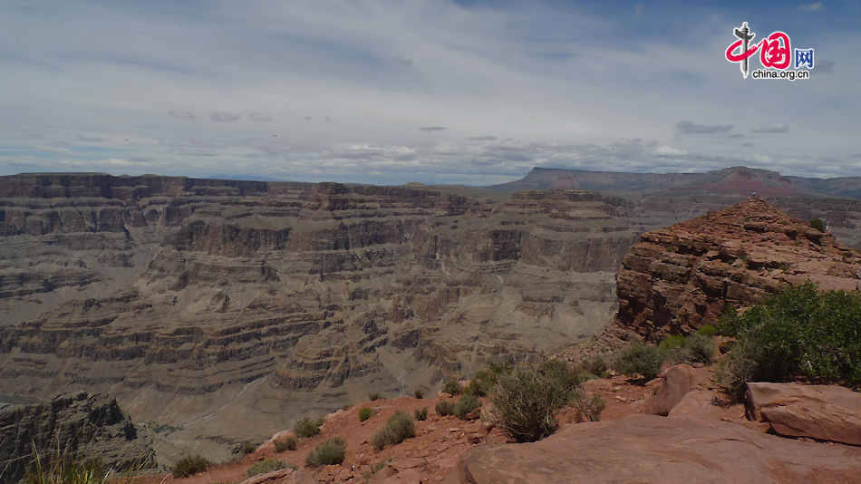 A view of the Grand Canyon West. The Grand Canyon is a steep-sided canyon carved by the Colorado River in the state of Arizona in the US. It is 277 miles (446 km) long and up to 18 miles (29 km) wide, and attains a depth of over a mile (6,000 feet / 1,800 meters). [Photo by Xu Lin / China.org.cn]