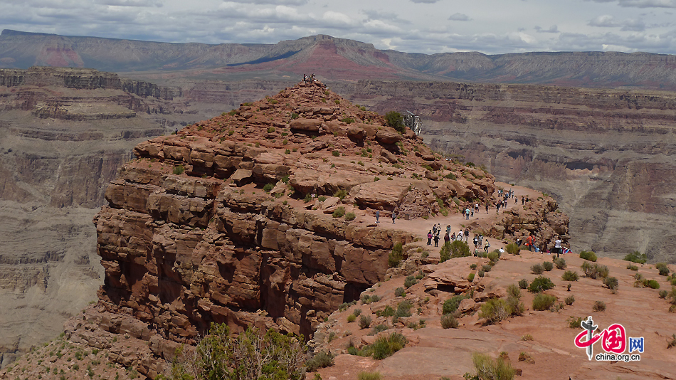 A view of the top of the Grand Canyon West. The Grand Canyon is a steep-sided canyon carved by the Colorado River in the state of Arizona in the US. It is 277 miles (446 km) long and up to 18 miles (29 km) wide, and attains a depth of over a mile (6,000 feet / 1,800 meters). [Photo by Xu Lin / China.org.cn]