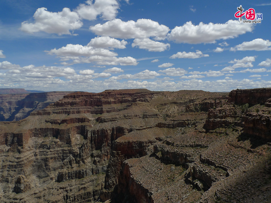 A view of the Grand Canyon West. The Grand Canyon is a steep-sided canyon carved by the Colorado River in the state of Arizona in the US. It is 277 miles (446 km) long and up to 18 miles (29 km) wide, and attains a depth of over a mile (6,000 feet / 1,800 meters). [Photo by Xu Lin / China.org.cn]