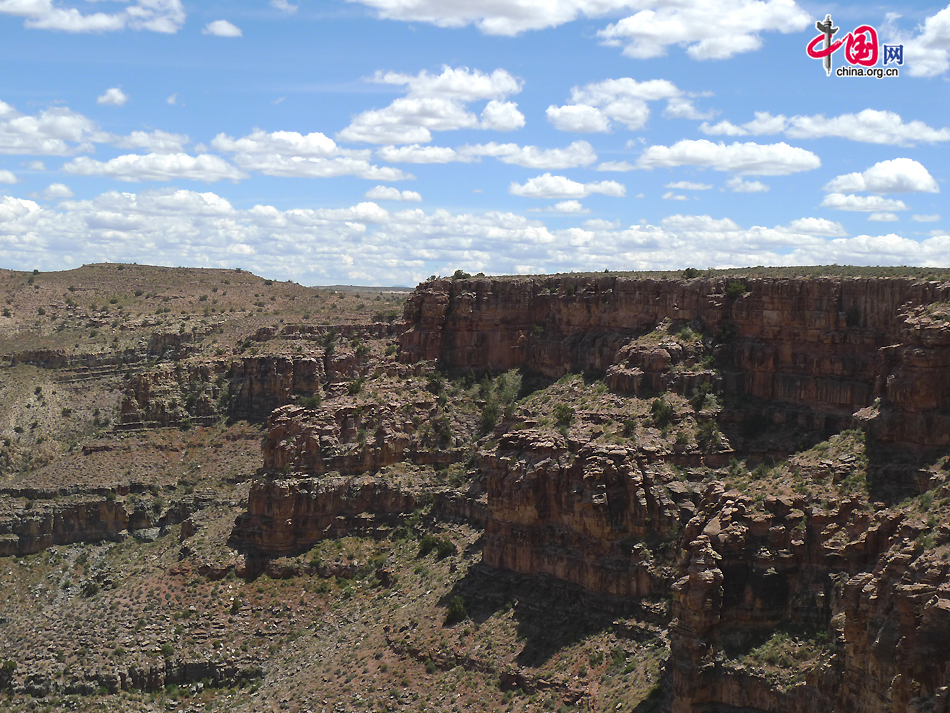 A view of the Grand Canyon West. The Grand Canyon is a steep-sided canyon carved by the Colorado River in the state of Arizona in the US. It is 277 miles (446 km) long and up to 18 miles (29 km) wide, and attains a depth of over a mile (6,000 feet / 1,800 meters). [Photo by Xu Lin / China.org.cn]