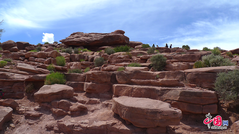 A view of the top of the Grand Canyon West. The Grand Canyon is a steep-sided canyon carved by the Colorado River in the state of Arizona in the US. It is 277 miles (446 km) long and up to 18 miles (29 km) wide, and attains a depth of over a mile (6,000 feet / 1,800 meters). [Photo by Xu Lin / China.org.cn]