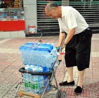 Local residents are storing bottled water. [chinanews.com]