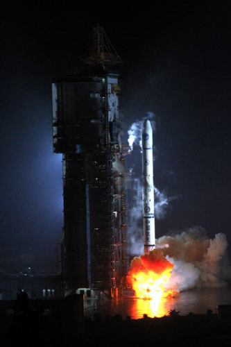 A Long March-3A carrier rocket lifts off at the Xichang Satellite Launch Center in Southwest China's Sichuan province, July 27, 2011. [Photo/Xinhua] 