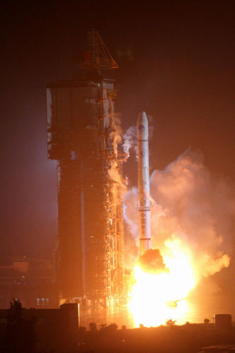 A Long March-3A carrier rocket lifts off at the Xichang Satellite Launch Center in Southwest China's Sichuan province, July 27, 2011. [Photo/Xinhua] 
