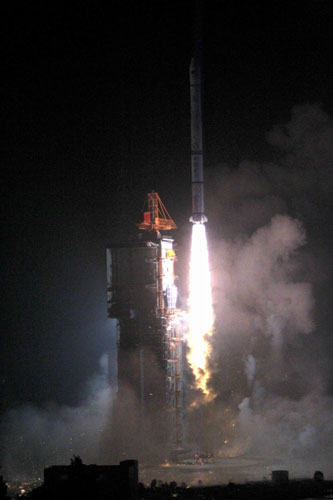 A Long March-3A carrier rocket lifts off at the Xichang Satellite Launch Center in Southwest China's Sichuan province, July 27, 2011. [Photo/Xinhua]