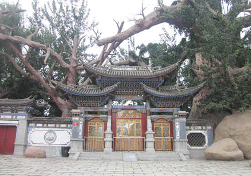 The exit of the China Ethnic Culture Park in Beijing mimics the traditional three-door gates found in eastern China. [Photo:CRIENGLISH.com]