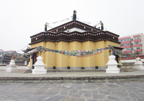 A mini-Potala Palace is one of the first landmarks visitors encounter upon entering the China Ethnic Culture Park. [Photo:CRIENGLISH.com] 