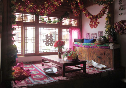 A Tujia wedding room is set up ready for celebration in the China Ethnic Culture Park. [Photo:CRIENGLISH.com]