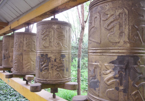 Bells line the walkway near the Tibetan village in the China Ethnic Culture Park. [Photo:CRIENGLISH.com]