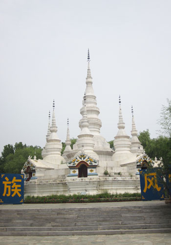 A model of the Xishuangbanna Dai Autonomous Prefecture's Manfeilong Pagoda provides a striking monument to the culture of southwestern China. [Photo:CRIENGLISH.com]