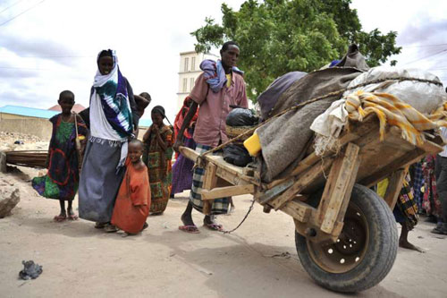 A family arrives in Galkayo after fleeing the drought in Buale, Somalia 