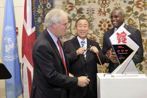 Secretary-General Ban Ki-moon (centre) UK Ambassador Mark Lyall Grant (left) and former Olympian Carl Lewis at start of countdown clock for 2012 Games. [un.org] 